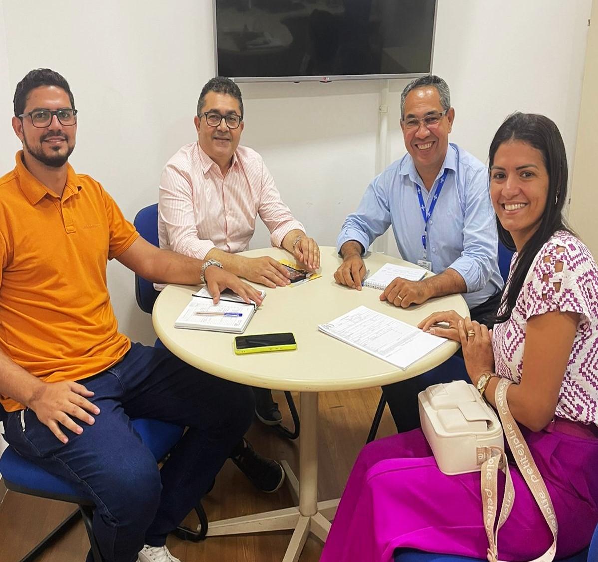 Equipe da SEDEC de Itanhém se reúne com diretoria regional do SEBRAE para definir projetos e ações de desenvolvimento