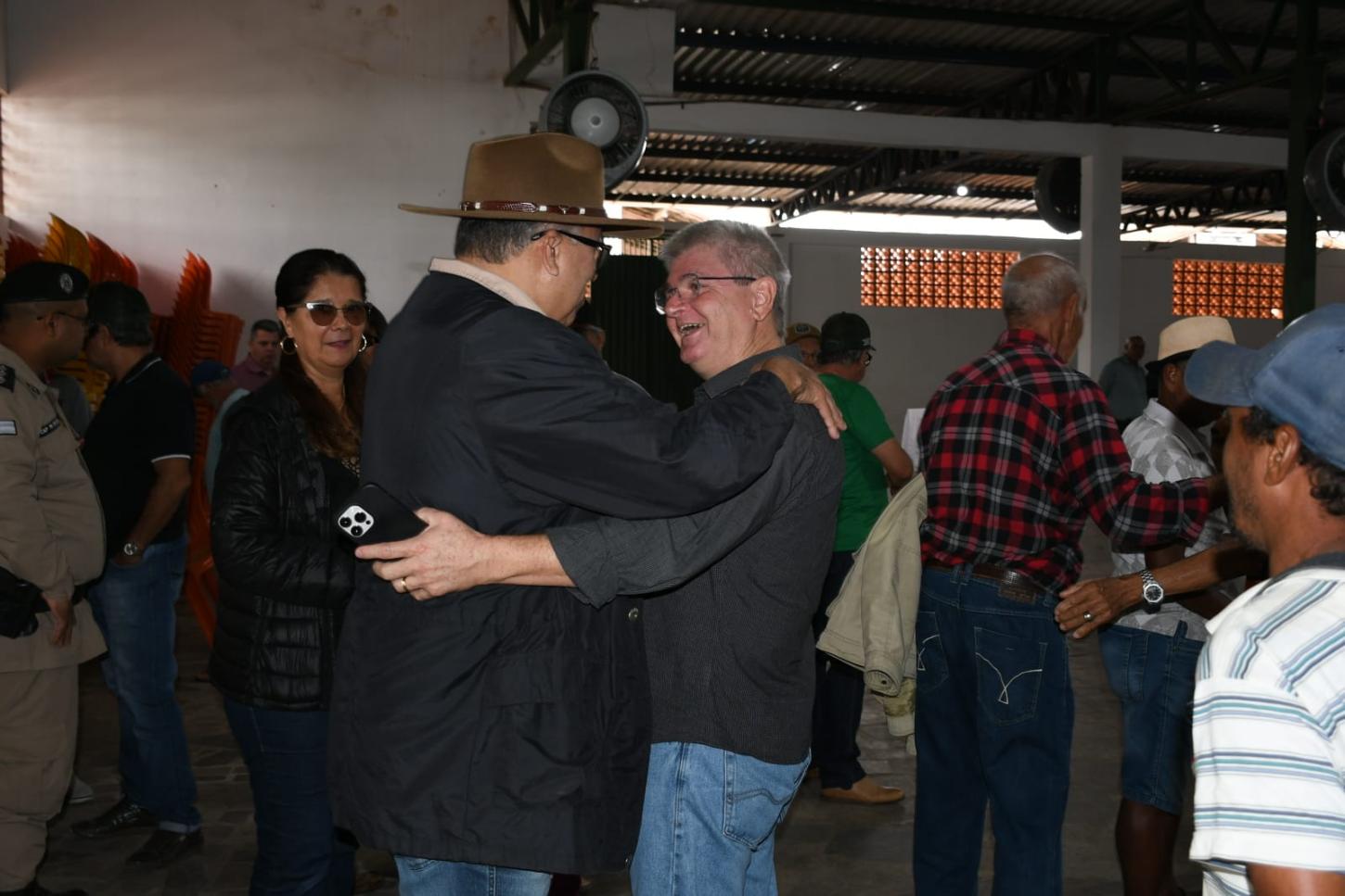 O exemplo de educação e respeito de Mildson Medeiros ao cumprimentar Magno Pinheiro na 22º Exponhém precisa ser enaltecido