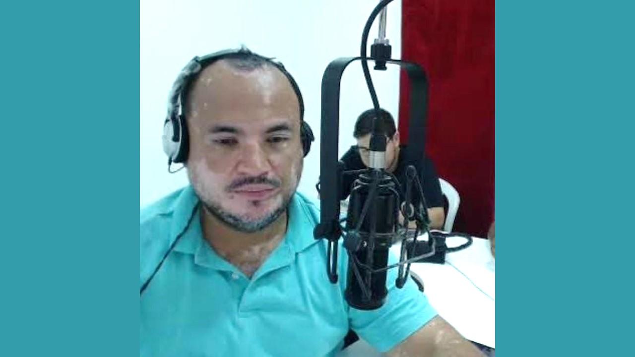 Caso da criança em Itanhém que usa bolsa de colostomia mobiliza solidariedade regional no Programa do Bocão, em Teixeira de Freitas; ouça