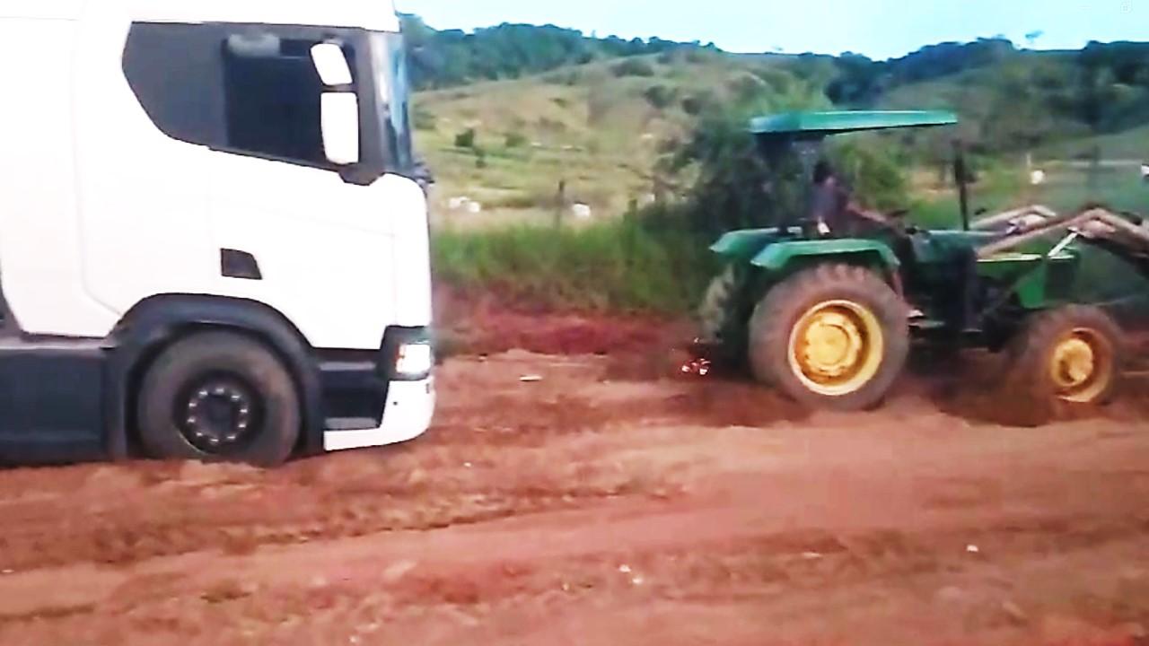 VÍDEO: Caminhão e trator são usados para desatolar carreta em ladeira de Batinga, e moradores ironizam prefeito Bentivi