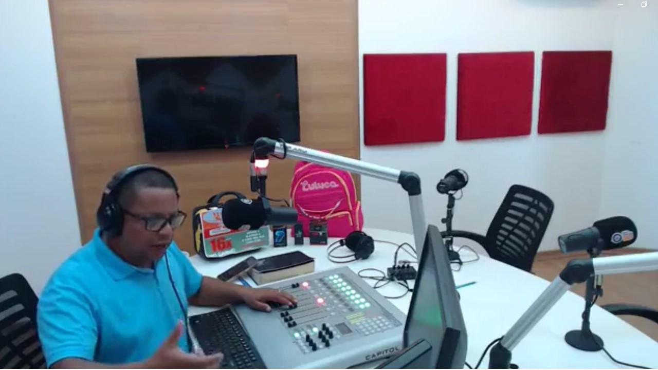 Cobrando pagamento dos salários em Itanhém, rádio de Teixeira de Freitas diz que Bentivi “começa o ano pisando no pescoço desses professores
