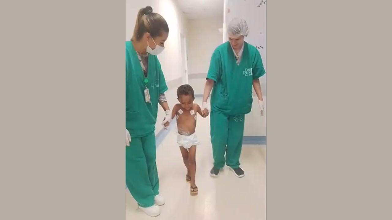 Emmanuel não está mais usando bolsa de colostomia após a cirurgia; 