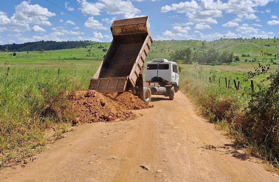 Presidente da Câmara de Itanhém mostra liderança e articulação na busca por soluções; estrada de Vila Mutum está sendo cascalhada