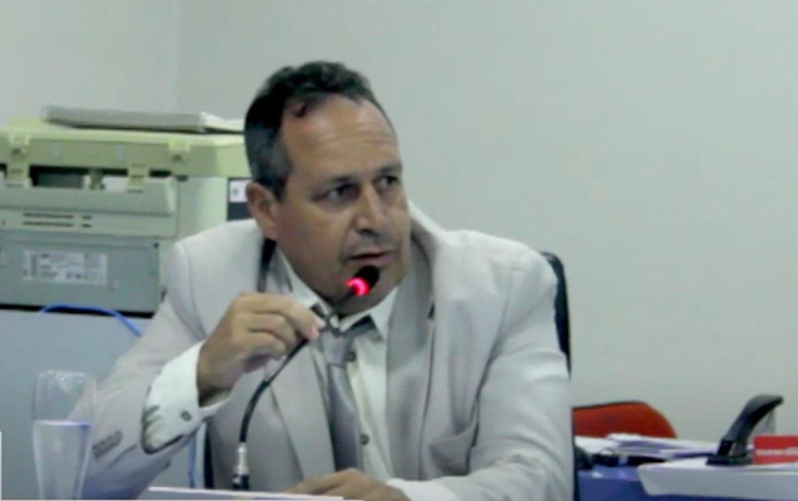 Nem Mendes propõe uso obrigatório de coleira para cães perigosos em Itanhém e pede reforma de praça em Vila Resende
