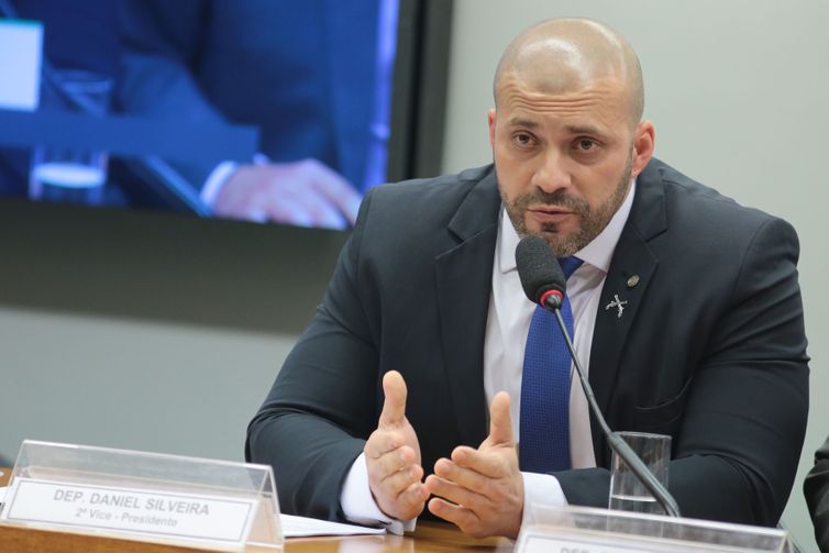 Moraes autoriza progressão de Daniel Silveira para regime aberto 