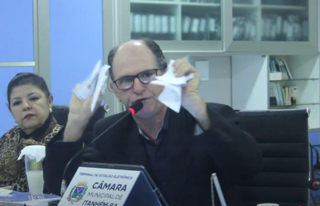 Vereador rasga em plenário justificativa do prefeito Bentivi sobre a falta de médico em Ibirajá