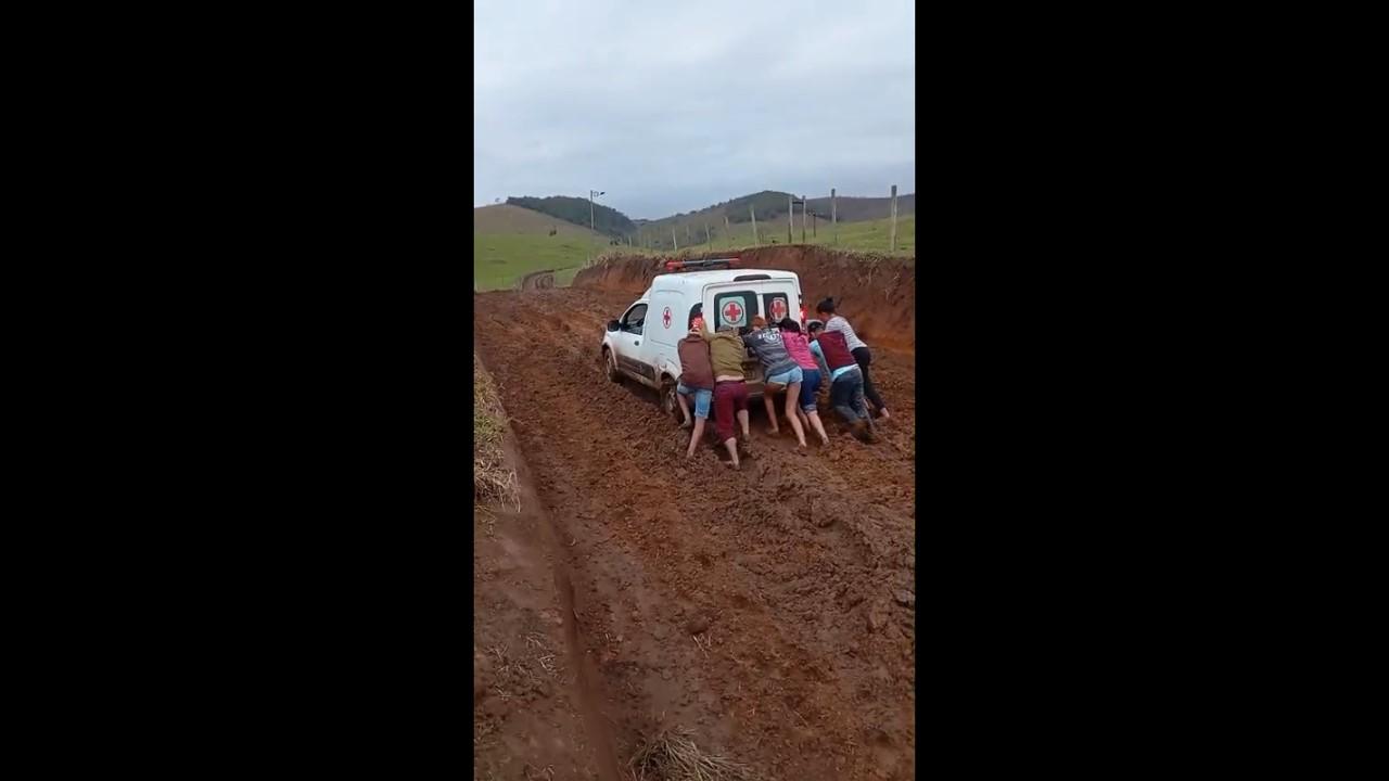 VÍDEO: Ambulância fica atolada em estrada de Santa Rita e paciente não consegue chegar a Itanhém