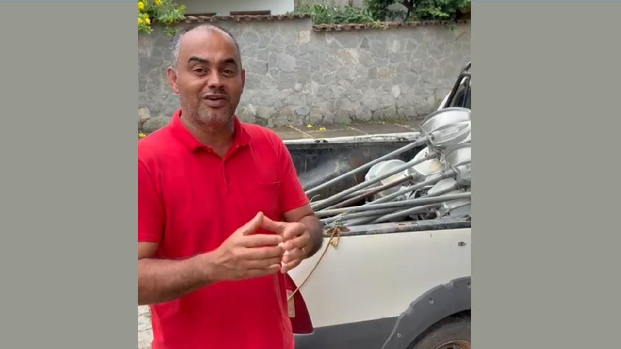 VÍDEO: Vereador consegue com Beto Pinto sobras de luminárias para Itanhém e confirma falência da administração de Bentivi