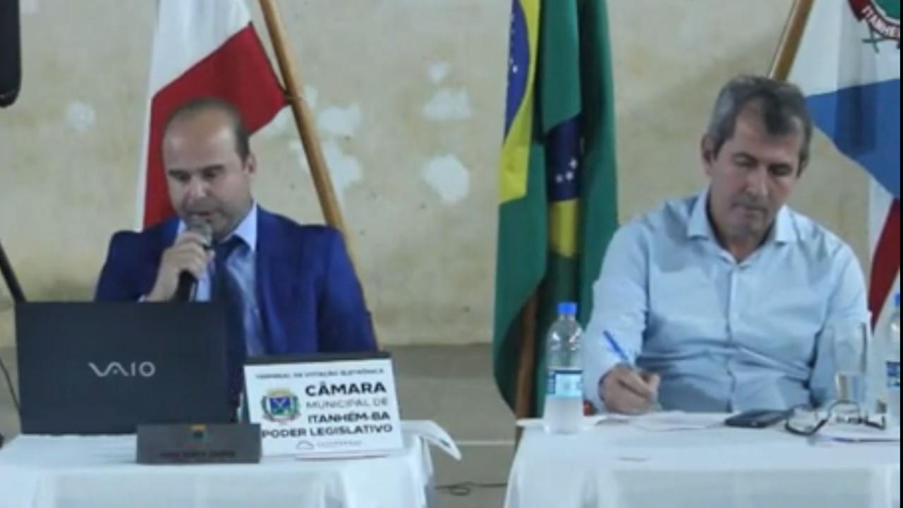 VÍDEO: Vereador esculacha com prefeito em reunião da Câmara de Itanhém; Bentivi estava presente e foi obrigado a ouvir