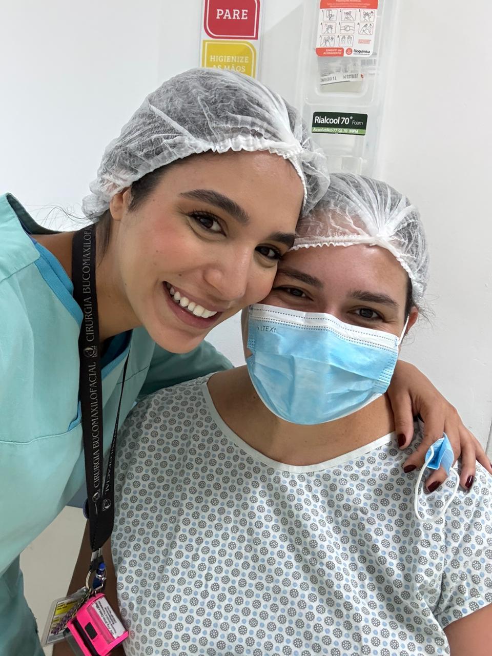 Dra. Amy Brian participa da cirurgia da irmã, Thathira Mickaelle.