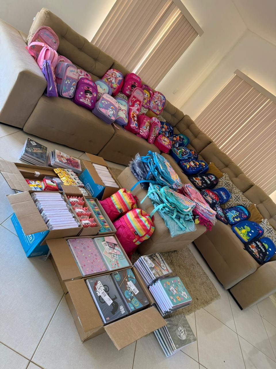 Material escolar doado por Marquinhos em Ibirajá.