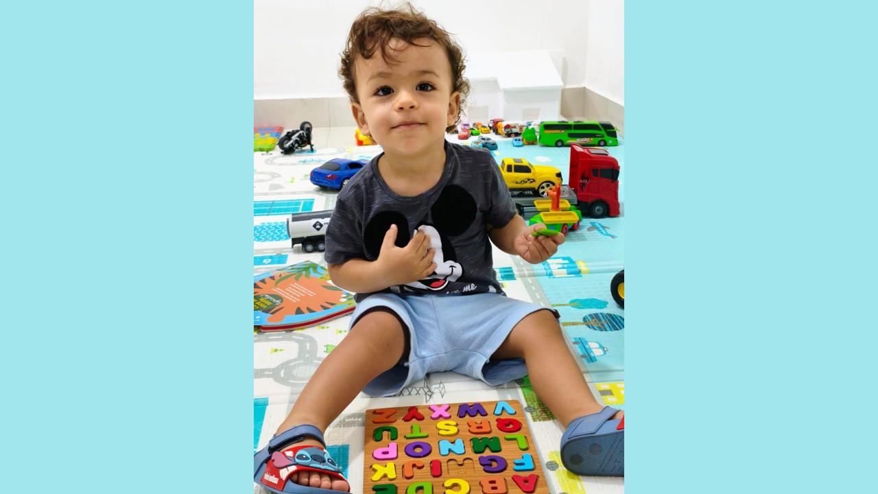 Longe das telas, bebê de 1 ano e meio já reconhece todo o alfabeto e reforça alerta de especialistas sobre celulares na infância