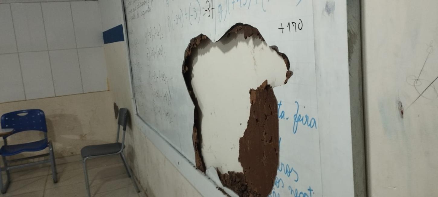 Quadro deteriorado em sala de aula expõe problema estrutural em escola de Itanhém onde um aluno já morreu eletrocutado