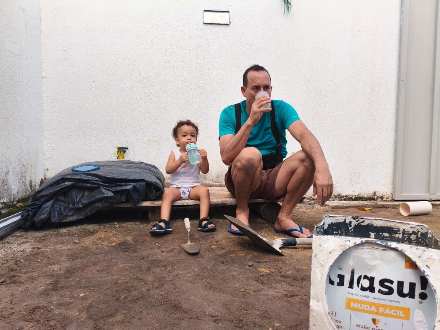 Um bebê, uma lata de terra e um rápido descanso para tomar água