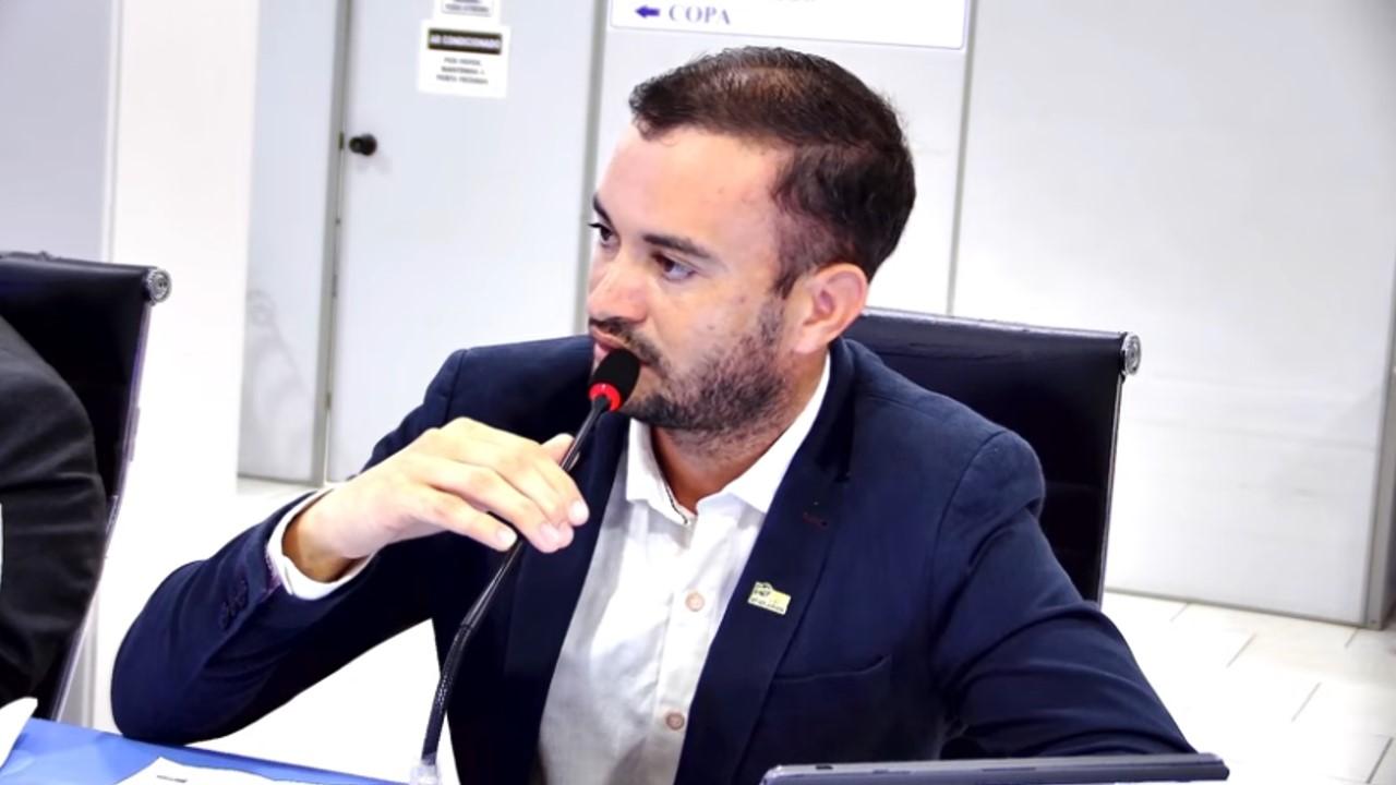 Vídeo: Vereador diz durante sessão da Câmara que estrada, saúde e educação em Itanhém está tudo uma merda