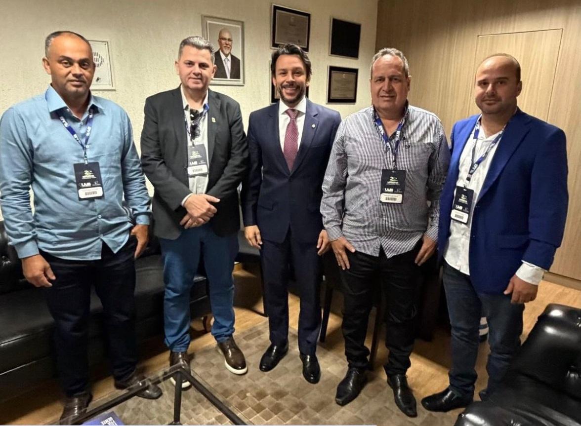 Vereadores articulam emenda parlamentar para Itanhém durante evento que participam em Brasília