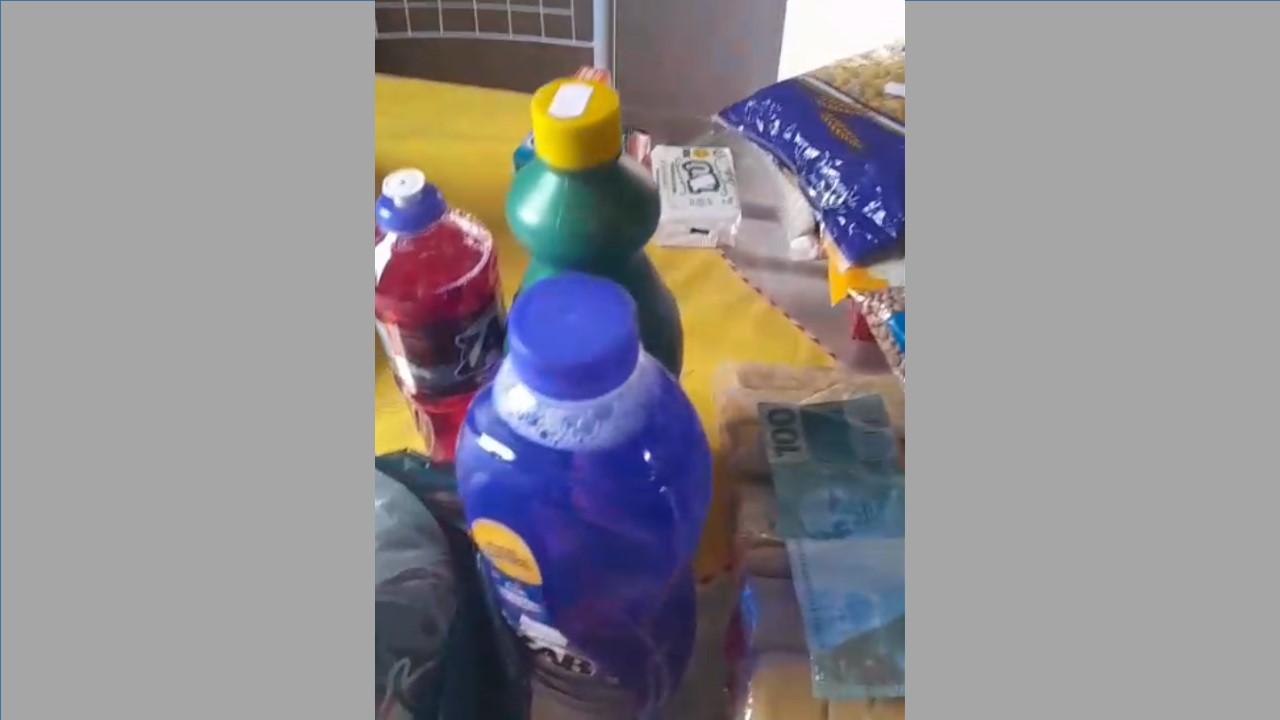 Vídeo: Gari de Ibirajá chora ao receber ajuda após demissão; “não está sendo fácil pra mim”