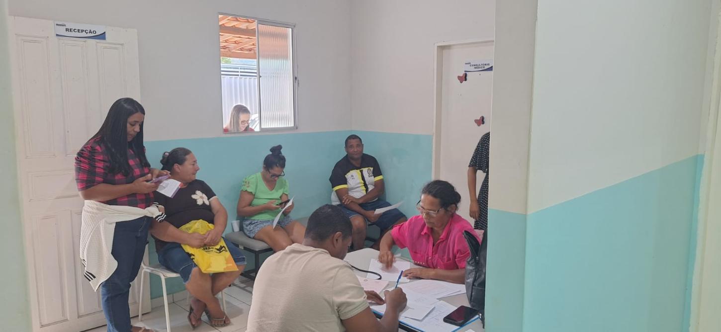 Pessoas foram atendidas por médicos voluntários.
