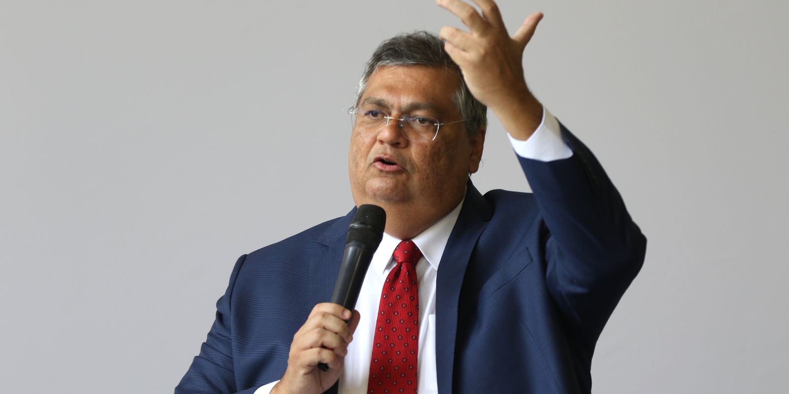Dino bloqueia R$ 119 milhões de Valdemar por suspeitas em emendas