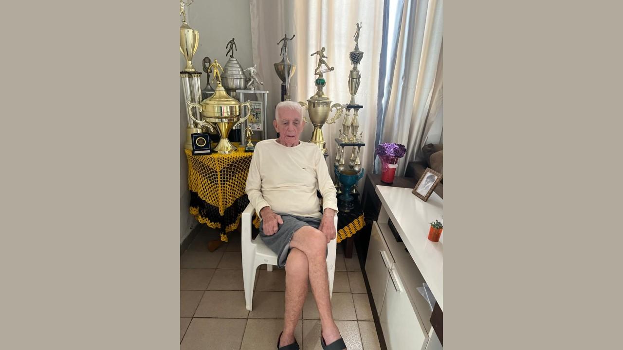 Morre Gringo aos 83 anos. Ele nos ensinou no vestiário que há dores e amores que só as lágrimas sabem dizer