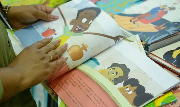 Bienal nas Escolas entra em clima de Copa para estimular leitura no RJ
