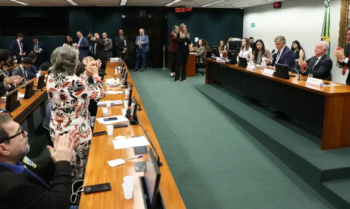 CCJ aprova admissibilidade de propostas que acabam com escala 6x1