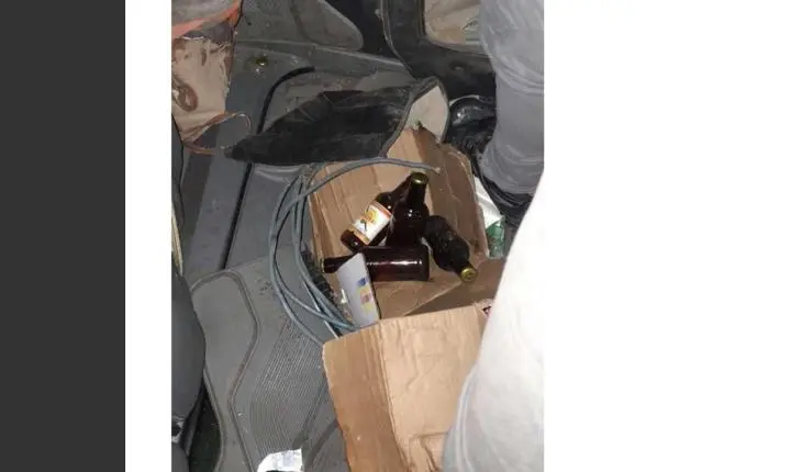 Foto do auto de prisão em flagrante revela bebidas em Hilux de motorista de 68 anos preso por morte de mãe e dois filhos na BA-290