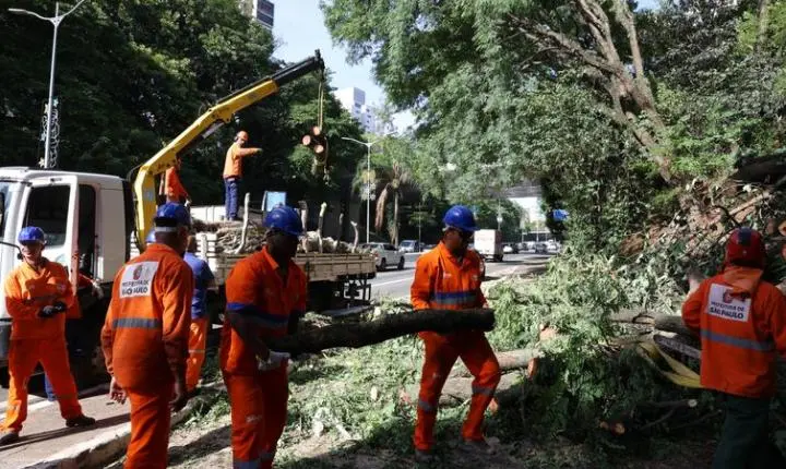 Há dois dias sem luz, moradores de São Paulo se adaptam e protestam