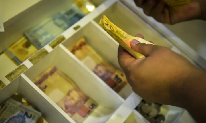 INPC tem variação negativa em agosto e soma 3,98% em 12 meses