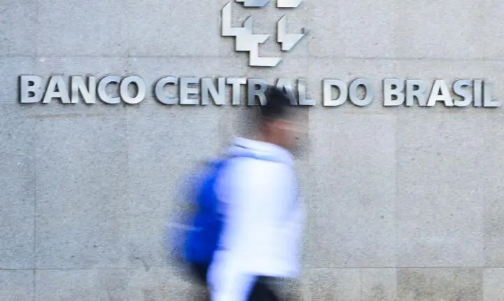 Juros das famílias seguem elevados e chegam a 64% ao ano, diz BC