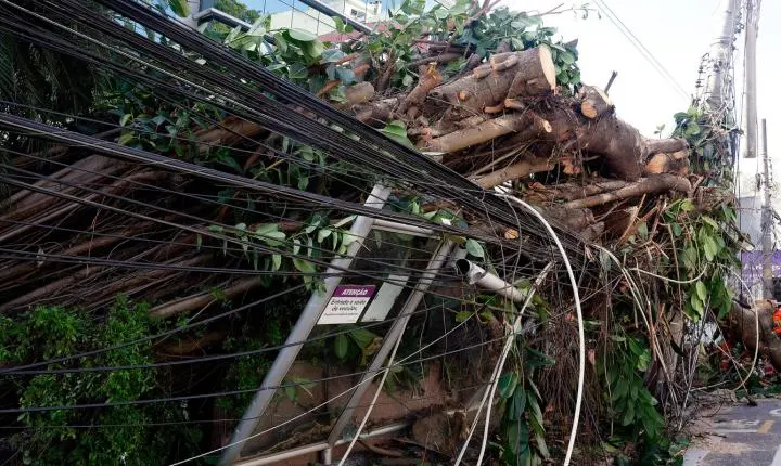 Mais de 200 mil continuam sem energia no Rio após vendaval