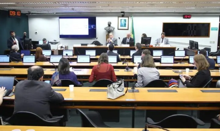 Pirataria aumenta informalidade e custos para a indústria, dizem especialistas em debate na Câmara